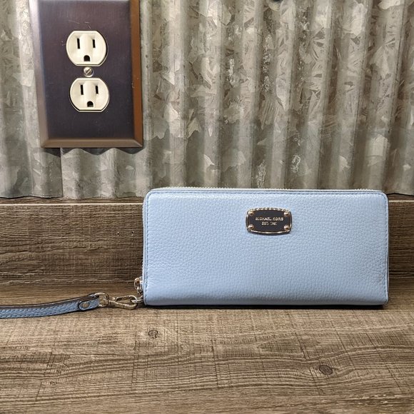 MICHAEL KORS Leather Wristlet Wallet in LT SKY - Like New Condition!*